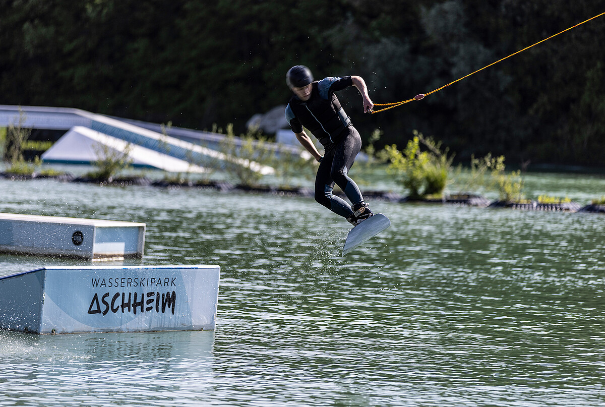 Wakeboarder im Wasserskipark Aschheim.